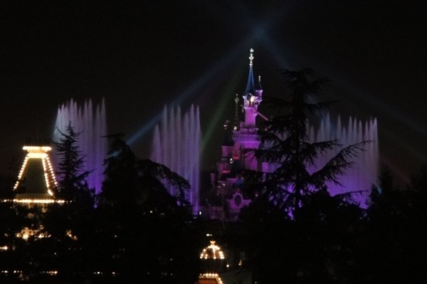 'Disney Dreams!' fountain tests seen from Disneyland Hotel [(C) Jérémy, DCP]