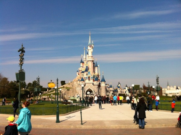 Central Plaza and Sleeping Beauty Castle (C) Nicolas71