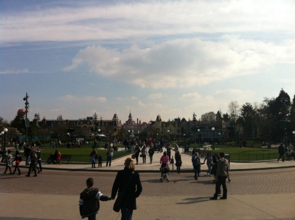 Central Plaza and Sleeping Beauty Castle (C) Nicolas71