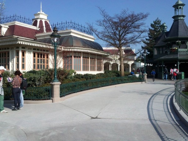 Central Plaza alterations (C) @InsideDLParis