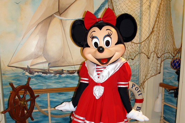 Disneyland Paris Disney Hotels characters - Minnie Mouse © PhotosMagiques