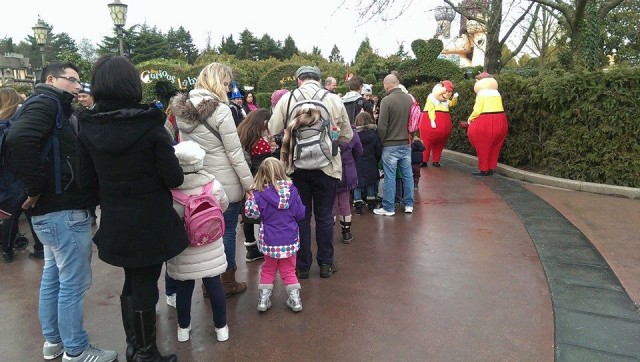 Disneyland Paris queue for characters © InsideDLParis