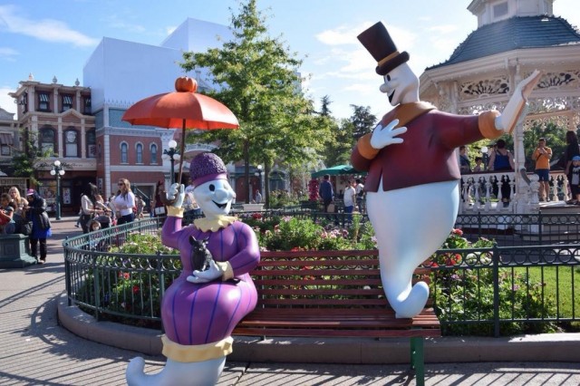 First ghosts and pumpkins of Halloween 2014 now invading Disneyland Park © InsideDLParis