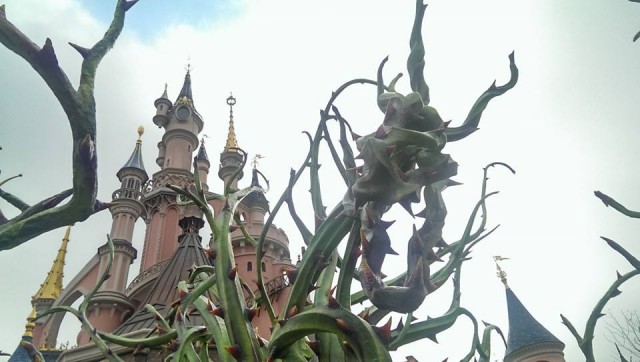 Thorn-encrusted dragon rises from Maleficent's Court ready for Halloween ©InsideDLParis