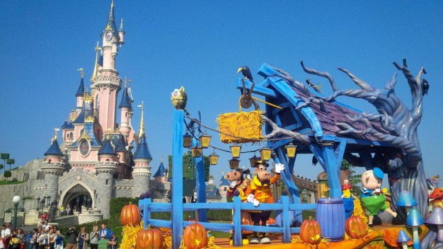 Mickey's Halloween Celebration parade adds new float: first pictures & video © DisneylandBerry