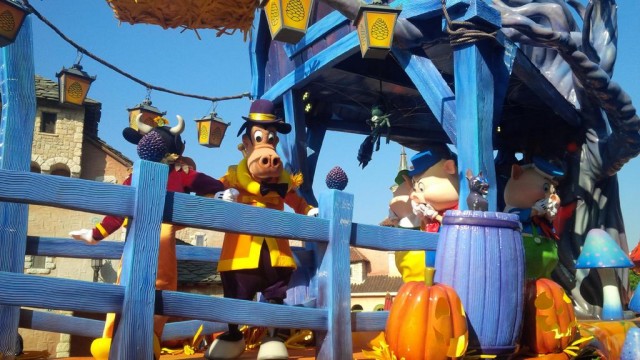 Mickey's Halloween Celebration parade adds new float: first pictures & video © DisneylandBerry