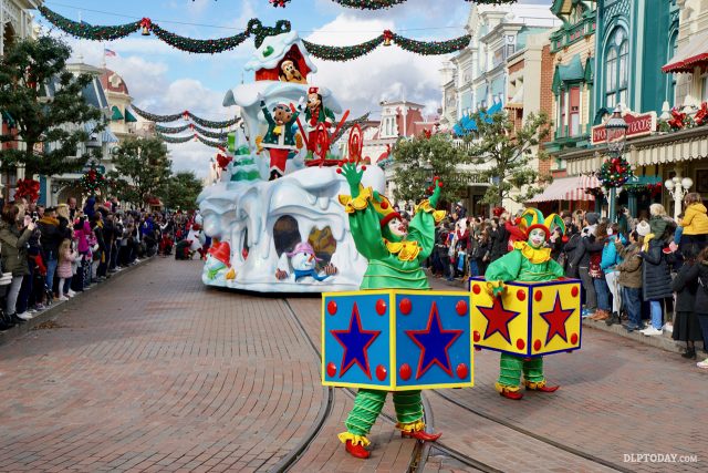 Disney's Christmas Parade at Disneyland Paris - Fun in the Snow
