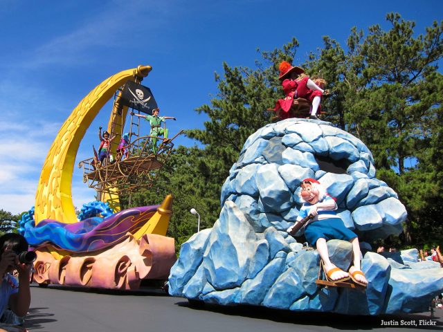 Pirate Moon Peter Pan float, Disney Stars on Parade Disneyland Paris 25th Anniversary (© Justin Scott)