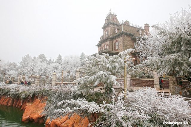 Frost and fog create extraordinary New Year scenes at Disneyland Paris