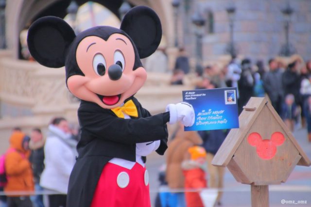 New-look Mickey Mouse face at Disneyland Paris (@omz_omz)