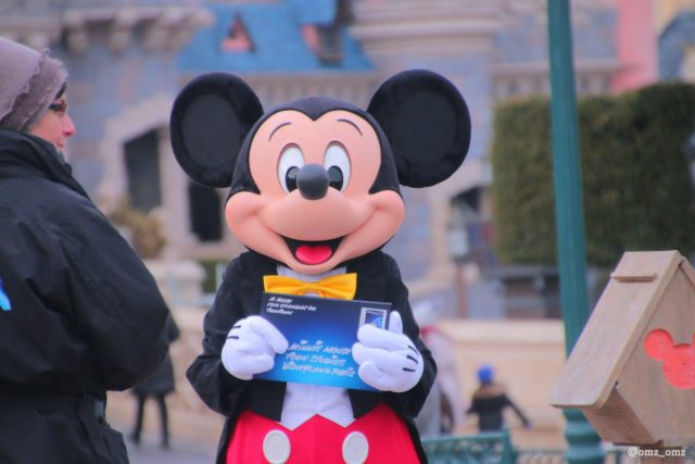 New-look Mickey Mouse face at Disneyland Paris (@omz_omz)
