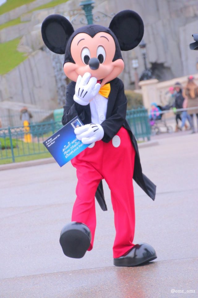 New-look Mickey Mouse face at Disneyland Paris (@omz_omz)