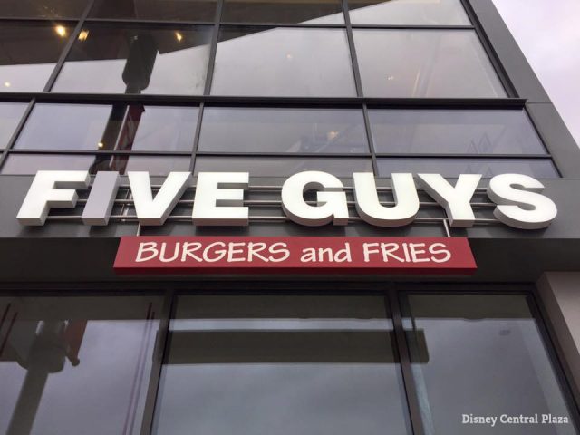 Five Guys Disney Village Disneyland Paris © Disney Central Plaza