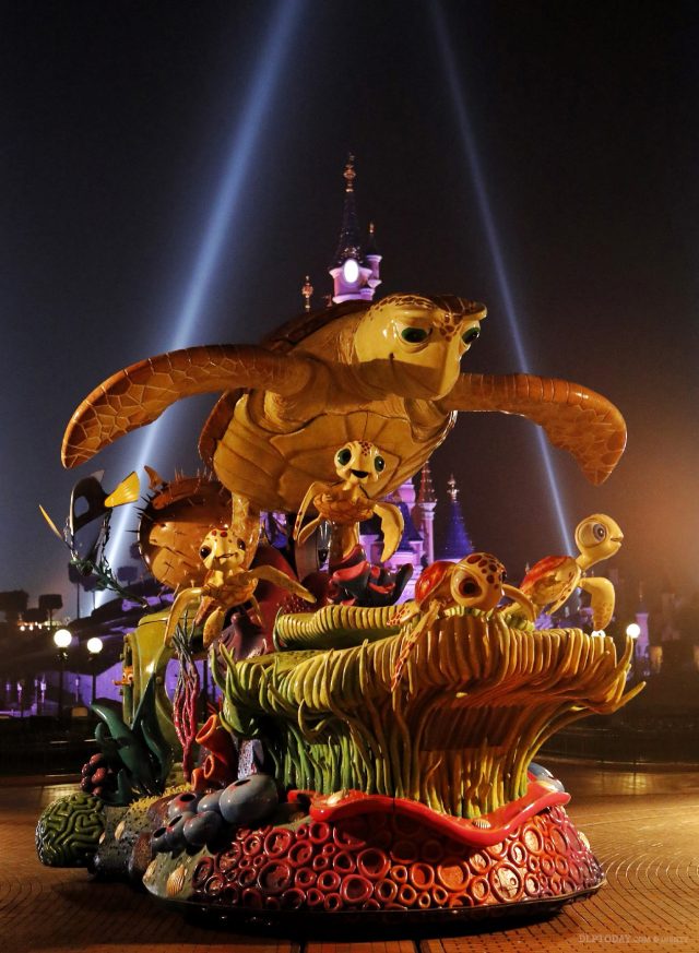 Finding Nemo Disney Stars on Parade float Disneyland Paris 25th Anniversary